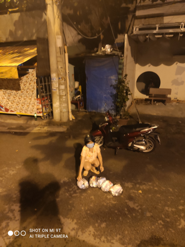 Định nghĩa lại yêu thương qua hình ảnh gần 1.200 phần thuốc được chùa Giác Ngộ tặng các F0