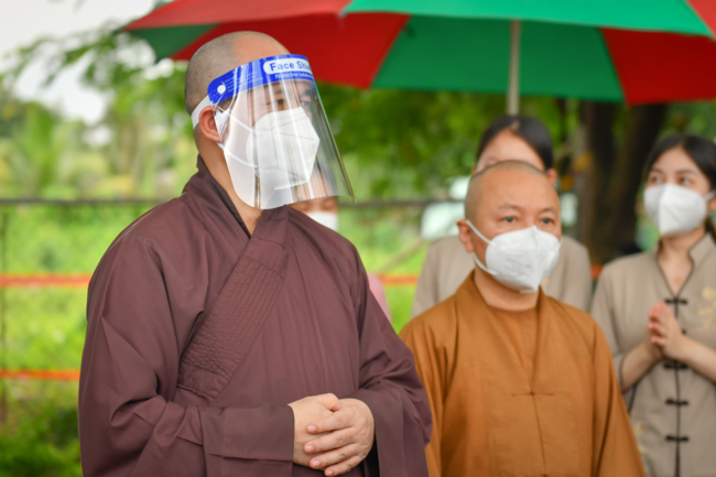 Trung ương Giáo hội đến thăm và động viên Tăng Ni, Phật tử đang phục vụ tại các bệnh viện dã chiến tại TP.HCM và Long An