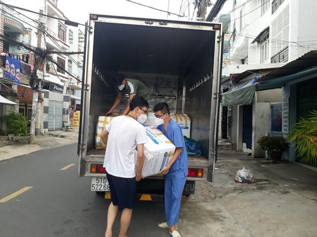Định nghĩa lại yêu thương qua hình ảnh gần 1.200 phần thuốc được chùa Giác Ngộ tặng các F0