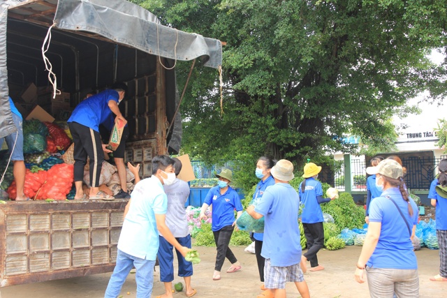 Một lòng hướng thiện, nhiều nhà hảo tâm góp sức cùng trao 900 túi an sinh giúp Bình Dương vượt COVID-19