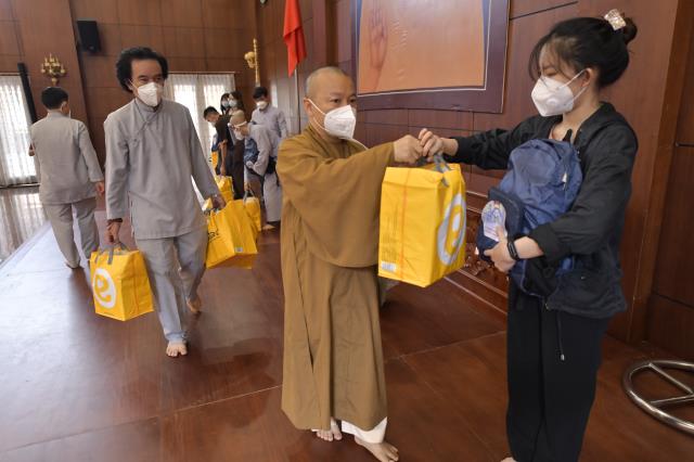 Thêm 50 tình nguyện viên Phật giáo tham dự lễ xuất hành hỗ trợ chống dịch tại Bệnh viện Hồi sức Covid-19