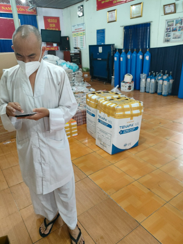 Định nghĩa lại yêu thương qua hình ảnh gần 1.200 phần thuốc được chùa Giác Ngộ tặng các F0