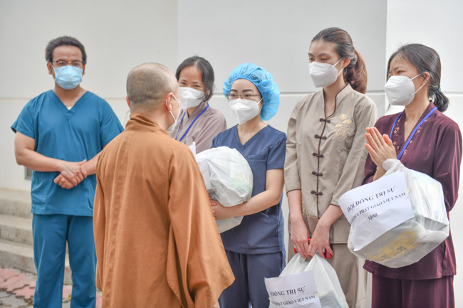 Trung ương Giáo hội đến thăm và động viên Tăng Ni, Phật tử đang phục vụ tại các bệnh viện dã chiến tại TP.HCM và Long An