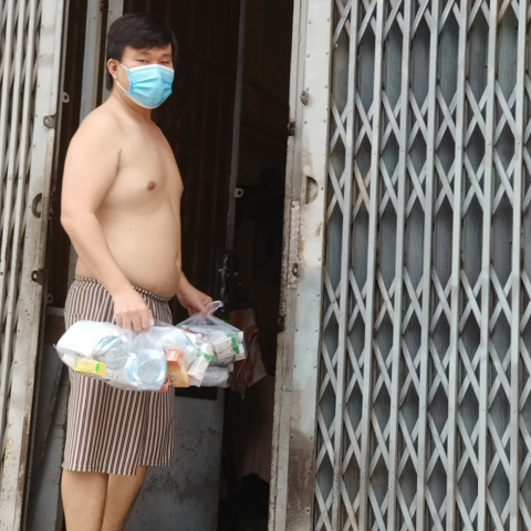 Định nghĩa lại yêu thương qua hình ảnh gần 1.200 phần thuốc được chùa Giác Ngộ tặng các F0