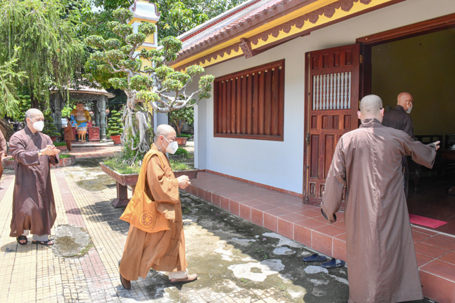 Về chùa Nam Thiên Nhất Trụ, Ban Trị sự Thành phố tặng Bằng Tuyên dương công đức và quà hỗ trợ chương trình chống dịch