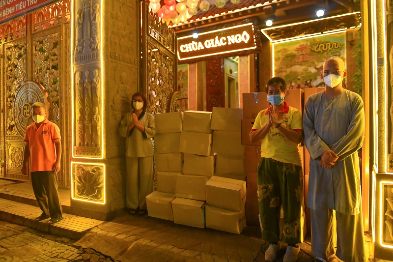 San Sẻ Yêu Thương Đến Bệnh Nhân F0 (Trao Tặng 8.000 Gói Đông Trùng Hạ Thảo Cho Chùa Tường Nghiêm)