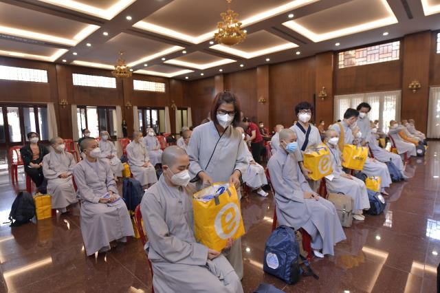 Thêm 50 tình nguyện viên Phật giáo tham dự lễ xuất hành hỗ trợ chống dịch tại Bệnh viện Hồi sức Covid-19