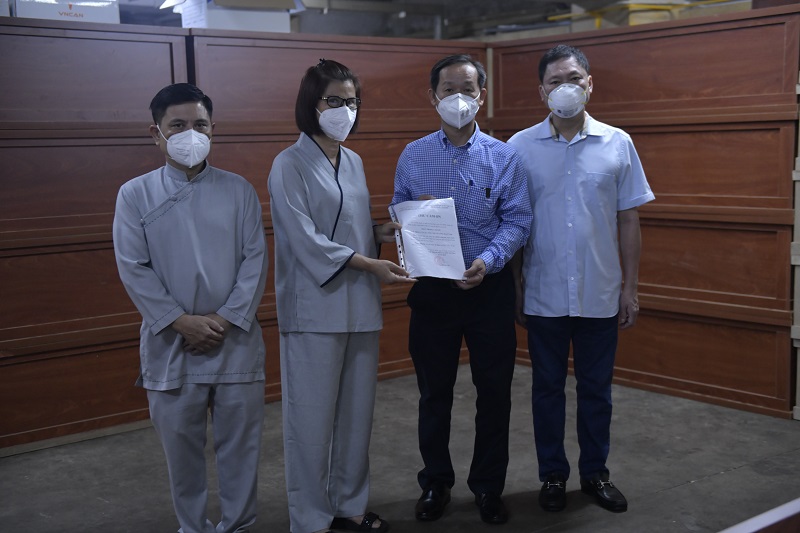 Chùa Giác Ngộ Trao Tặng 440 Bộ “Áo Quan Từ Tâm” Đến Sở Tài Nguyên Và Môi Trường Tp. Hồ Chí Minh
