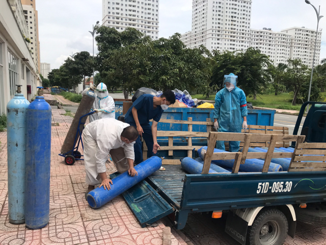 Cứu thêm gần 200 người từ những bình oxy miễn phí do chùa Giác Ngộ hỗ trợ