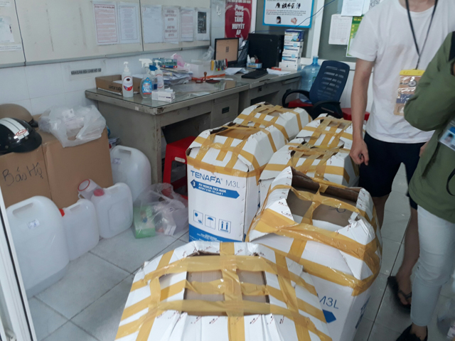 Định nghĩa lại yêu thương qua hình ảnh gần 1.200 phần thuốc được chùa Giác Ngộ tặng các F0