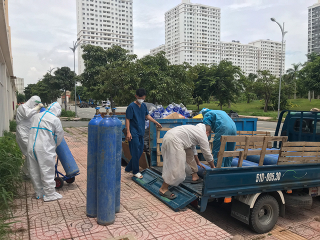 Cứu thêm gần 200 người từ những bình oxy miễn phí do chùa Giác Ngộ hỗ trợ