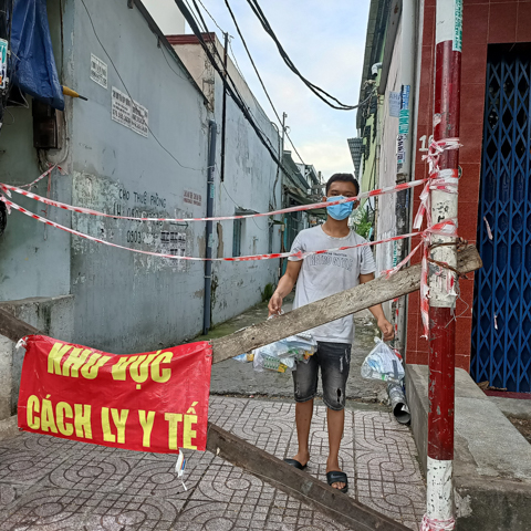 Định nghĩa lại yêu thương qua hình ảnh gần 1.200 phần thuốc được chùa Giác Ngộ tặng các F0