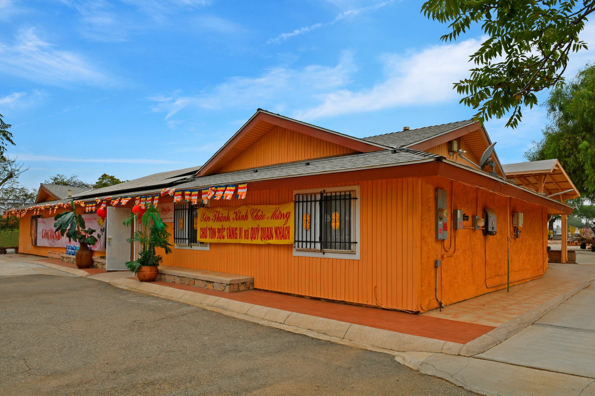 Chùa Hương Sen, thành phố Perris, Hoa Kỳ Tổ chức Lễ Vu Lan báo hiếu và Lễ Cầu nguyện xây ngôi Chánh điện, đài Dược Sư và 2 tháp Tứ Ân.