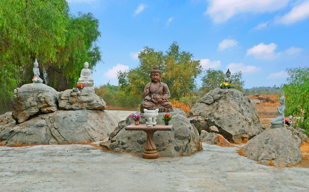 Chùa Hương Sen, thành phố Perris, Hoa Kỳ Tổ chức Lễ Vu Lan báo hiếu và Lễ Cầu nguyện xây ngôi Chánh điện, đài Dược Sư và 2 tháp Tứ Ân.