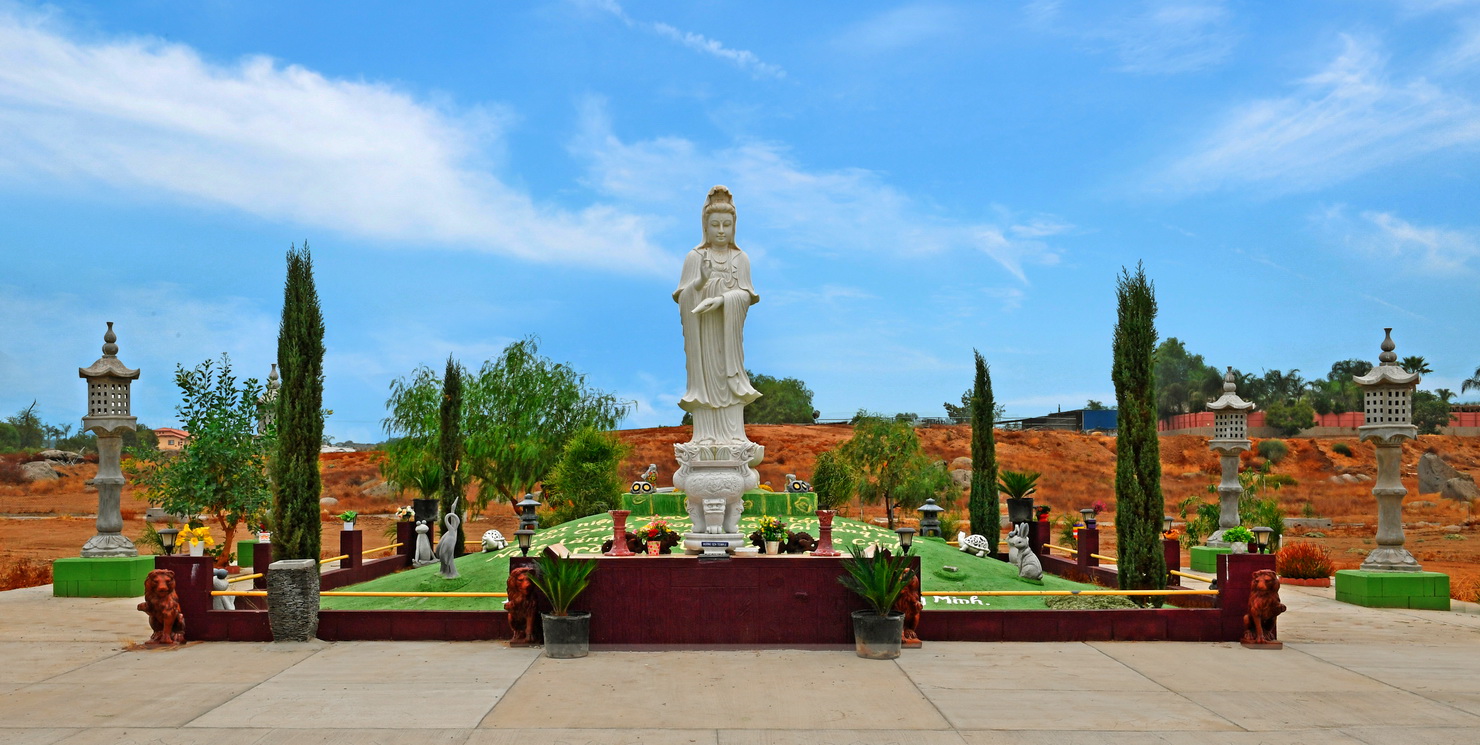 Chùa Hương Sen, thành phố Perris, Hoa Kỳ Tổ chức Lễ Vu Lan báo hiếu và Lễ Cầu nguyện xây ngôi Chánh điện, đài Dược Sư và 2 tháp Tứ Ân.