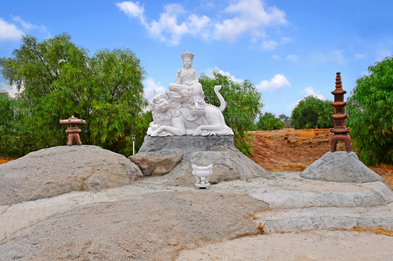 Chùa Hương Sen, thành phố Perris, Hoa Kỳ Tổ chức Lễ Vu Lan báo hiếu và Lễ Cầu nguyện xây ngôi Chánh điện, đài Dược Sư và 2 tháp Tứ Ân.