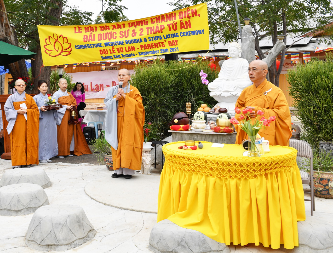 Chùa Hương Sen, thành phố Perris, Hoa Kỳ Tổ chức Lễ Vu Lan báo hiếu và Lễ Cầu nguyện xây ngôi Chánh điện, đài Dược Sư và 2 tháp Tứ Ân.