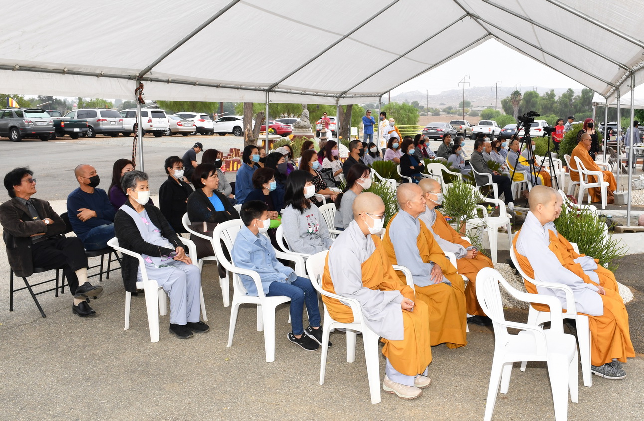 Chùa Hương Sen, thành phố Perris, Hoa Kỳ Tổ chức Lễ Vu Lan báo hiếu và Lễ Cầu nguyện xây ngôi Chánh điện, đài Dược Sư và 2 tháp Tứ Ân.