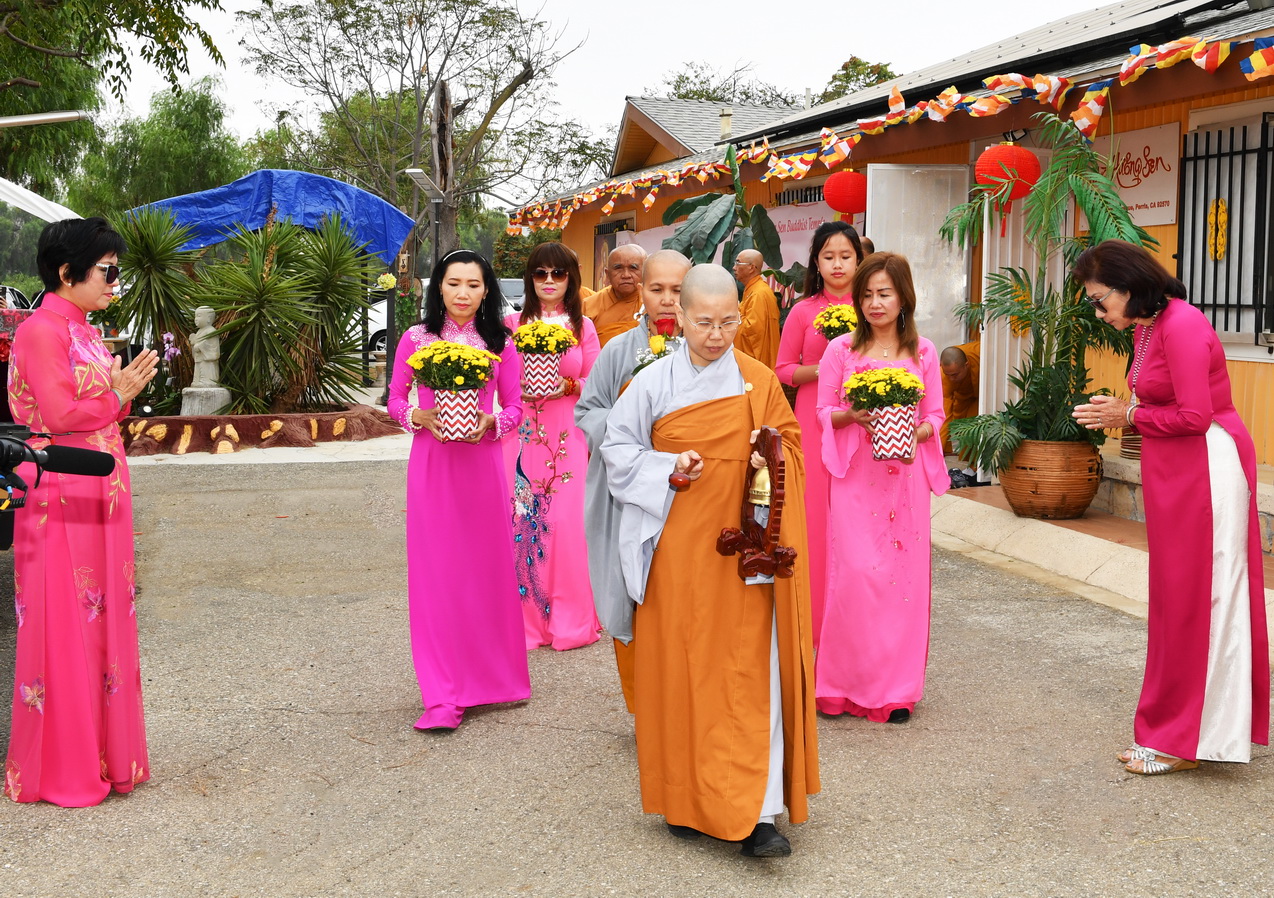 Chùa Hương Sen, thành phố Perris, Hoa Kỳ Tổ chức Lễ Vu Lan báo hiếu và Lễ Cầu nguyện xây ngôi Chánh điện, đài Dược Sư và 2 tháp Tứ Ân.