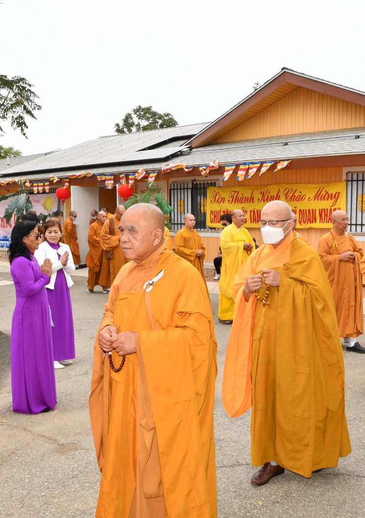 Chùa Hương Sen, thành phố Perris, Hoa Kỳ Tổ chức Lễ Vu Lan báo hiếu và Lễ Cầu nguyện xây ngôi Chánh điện, đài Dược Sư và 2 tháp Tứ Ân.