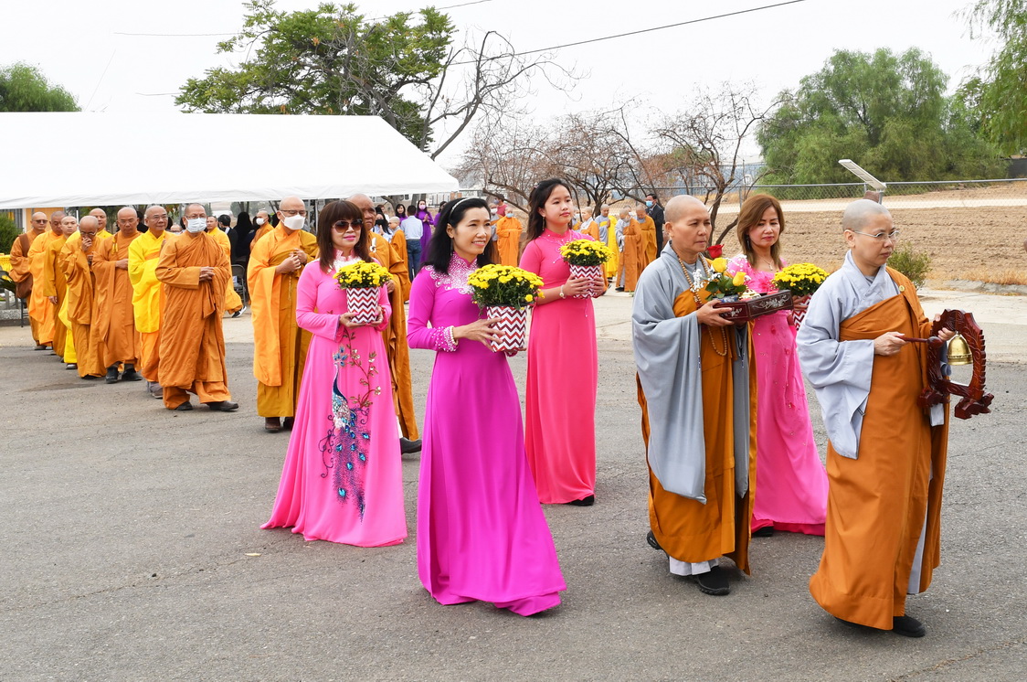 Chùa Hương Sen, thành phố Perris, Hoa Kỳ Tổ chức Lễ Vu Lan báo hiếu và Lễ Cầu nguyện xây ngôi Chánh điện, đài Dược Sư và 2 tháp Tứ Ân.