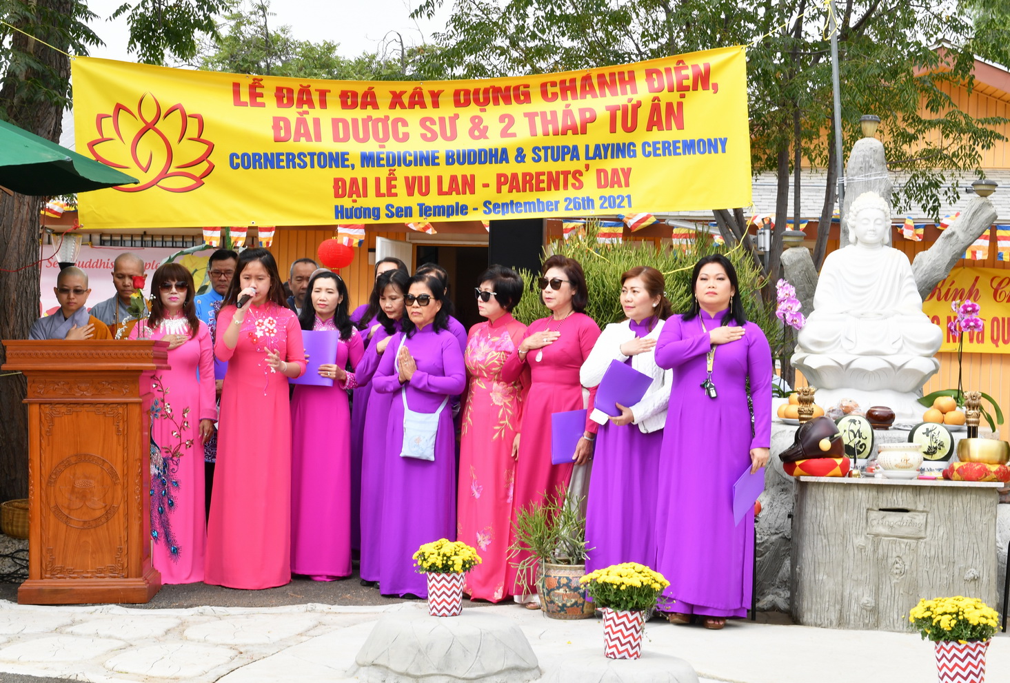 Chùa Hương Sen, thành phố Perris, Hoa Kỳ Tổ chức Lễ Vu Lan báo hiếu và Lễ Cầu nguyện xây ngôi Chánh điện, đài Dược Sư và 2 tháp Tứ Ân.