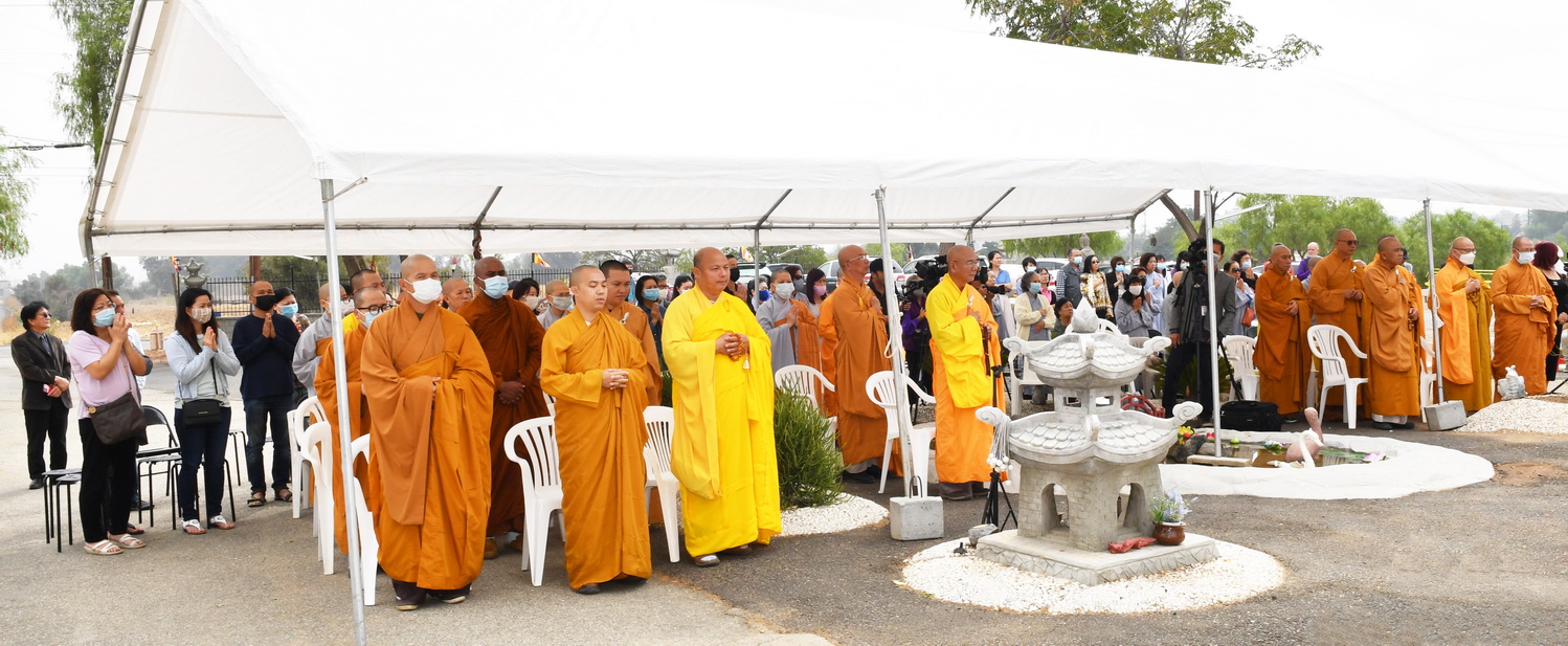 Chùa Hương Sen, thành phố Perris, Hoa Kỳ Tổ chức Lễ Vu Lan báo hiếu và Lễ Cầu nguyện xây ngôi Chánh điện, đài Dược Sư và 2 tháp Tứ Ân.