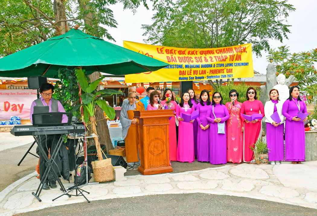 Chùa Hương Sen, thành phố Perris, Hoa Kỳ Tổ chức Lễ Vu Lan báo hiếu và Lễ Cầu nguyện xây ngôi Chánh điện, đài Dược Sư và 2 tháp Tứ Ân.