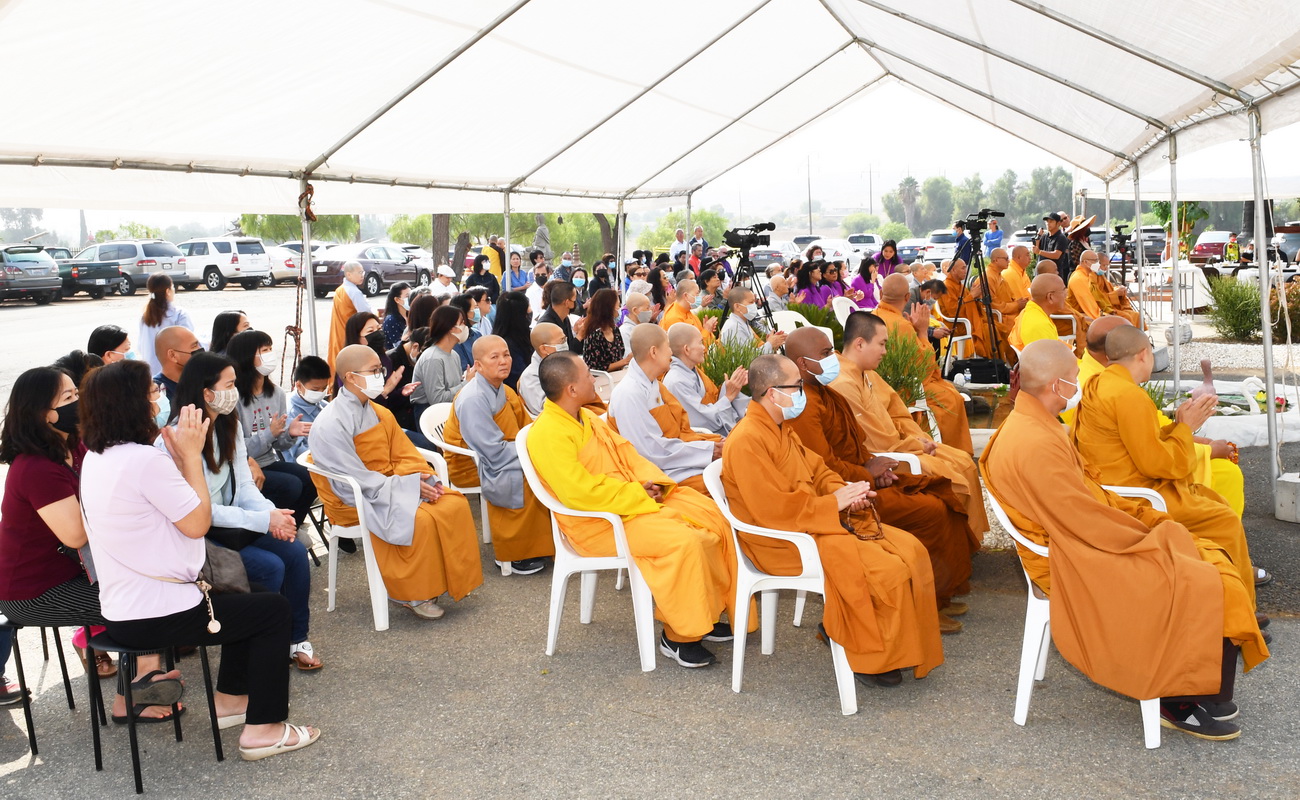 Chùa Hương Sen, thành phố Perris, Hoa Kỳ Tổ chức Lễ Vu Lan báo hiếu và Lễ Cầu nguyện xây ngôi Chánh điện, đài Dược Sư và 2 tháp Tứ Ân.