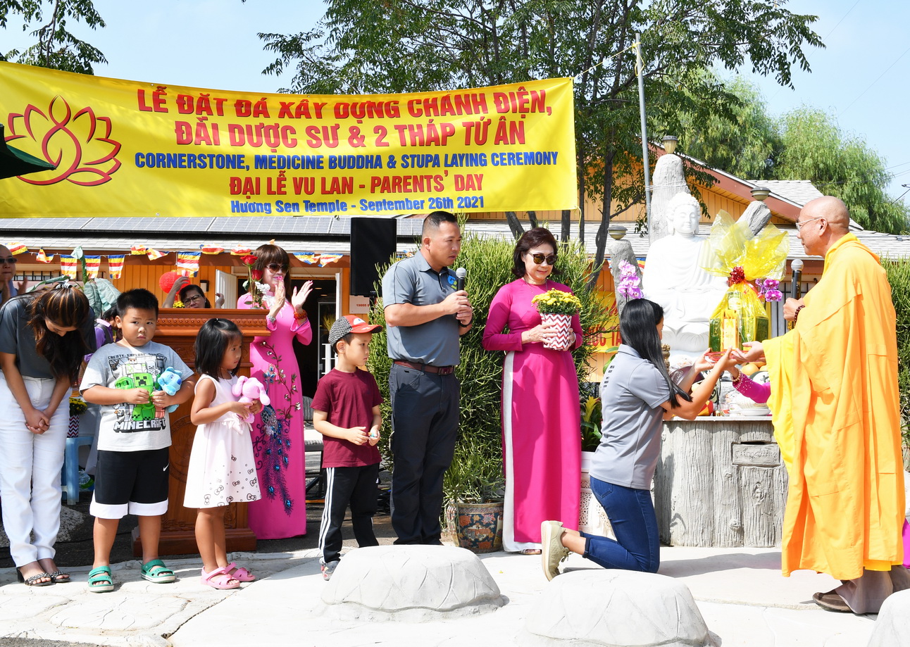 Chùa Hương Sen, thành phố Perris, Hoa Kỳ Tổ chức Lễ Vu Lan báo hiếu và Lễ Cầu nguyện xây ngôi Chánh điện, đài Dược Sư và 2 tháp Tứ Ân.
