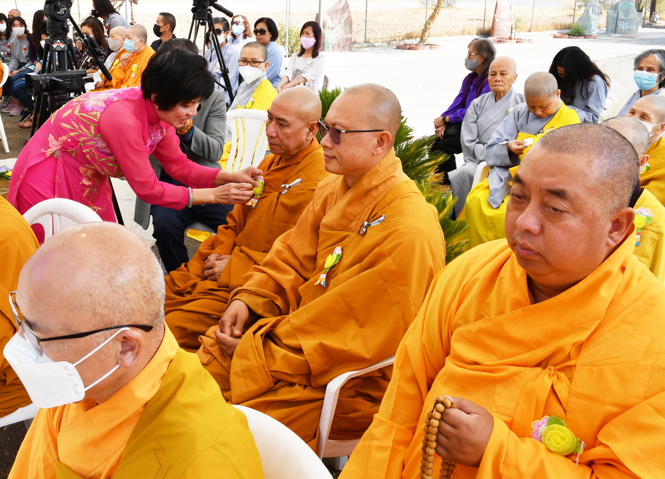Chùa Hương Sen, thành phố Perris, Hoa Kỳ Tổ chức Lễ Vu Lan báo hiếu và Lễ Cầu nguyện xây ngôi Chánh điện, đài Dược Sư và 2 tháp Tứ Ân.