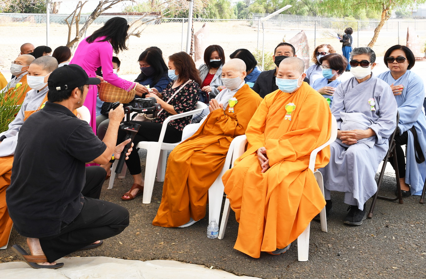Chùa Hương Sen, thành phố Perris, Hoa Kỳ Tổ chức Lễ Vu Lan báo hiếu và Lễ Cầu nguyện xây ngôi Chánh điện, đài Dược Sư và 2 tháp Tứ Ân.