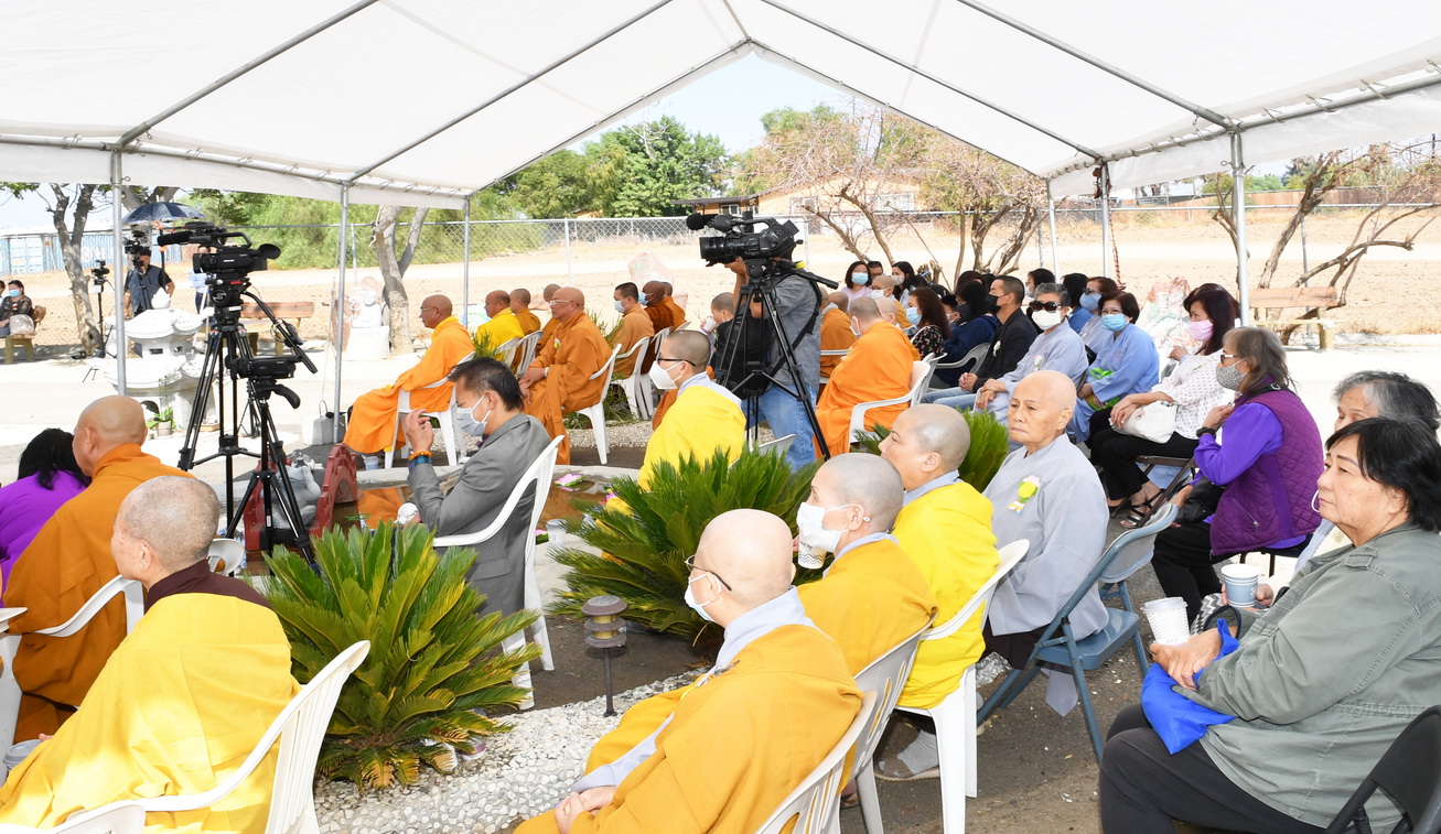 Chùa Hương Sen, thành phố Perris, Hoa Kỳ Tổ chức Lễ Vu Lan báo hiếu và Lễ Cầu nguyện xây ngôi Chánh điện, đài Dược Sư và 2 tháp Tứ Ân.