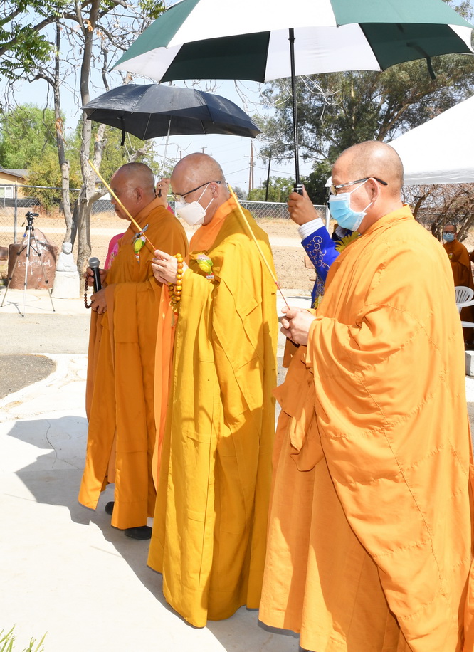 Chùa Hương Sen, thành phố Perris, Hoa Kỳ Tổ chức Lễ Vu Lan báo hiếu và Lễ Cầu nguyện xây ngôi Chánh điện, đài Dược Sư và 2 tháp Tứ Ân.