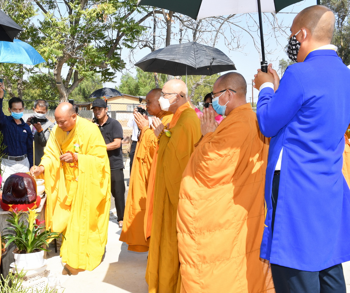 Chùa Hương Sen, thành phố Perris, Hoa Kỳ Tổ chức Lễ Vu Lan báo hiếu và Lễ Cầu nguyện xây ngôi Chánh điện, đài Dược Sư và 2 tháp Tứ Ân.