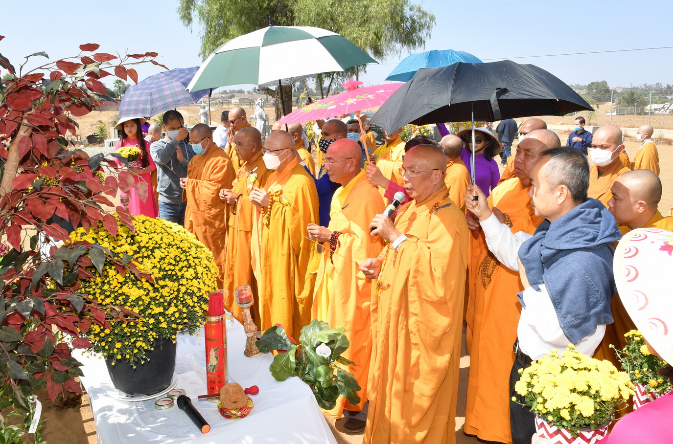 Chùa Hương Sen, thành phố Perris, Hoa Kỳ Tổ chức Lễ Vu Lan báo hiếu và Lễ Cầu nguyện xây ngôi Chánh điện, đài Dược Sư và 2 tháp Tứ Ân.