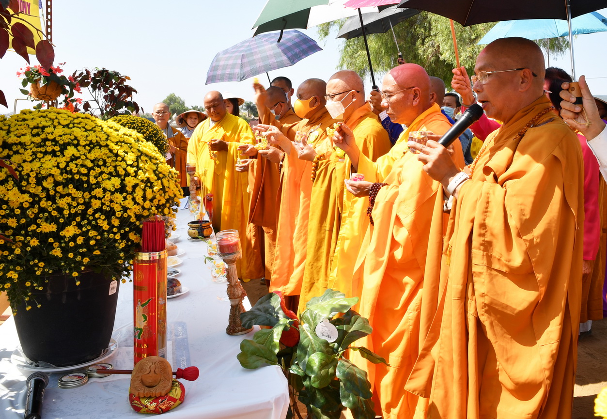Chùa Hương Sen, thành phố Perris, Hoa Kỳ Tổ chức Lễ Vu Lan báo hiếu và Lễ Cầu nguyện xây ngôi Chánh điện, đài Dược Sư và 2 tháp Tứ Ân.