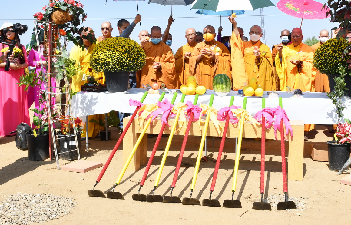 Chùa Hương Sen, thành phố Perris, Hoa Kỳ Tổ chức Lễ Vu Lan báo hiếu và Lễ Cầu nguyện xây ngôi Chánh điện, đài Dược Sư và 2 tháp Tứ Ân.