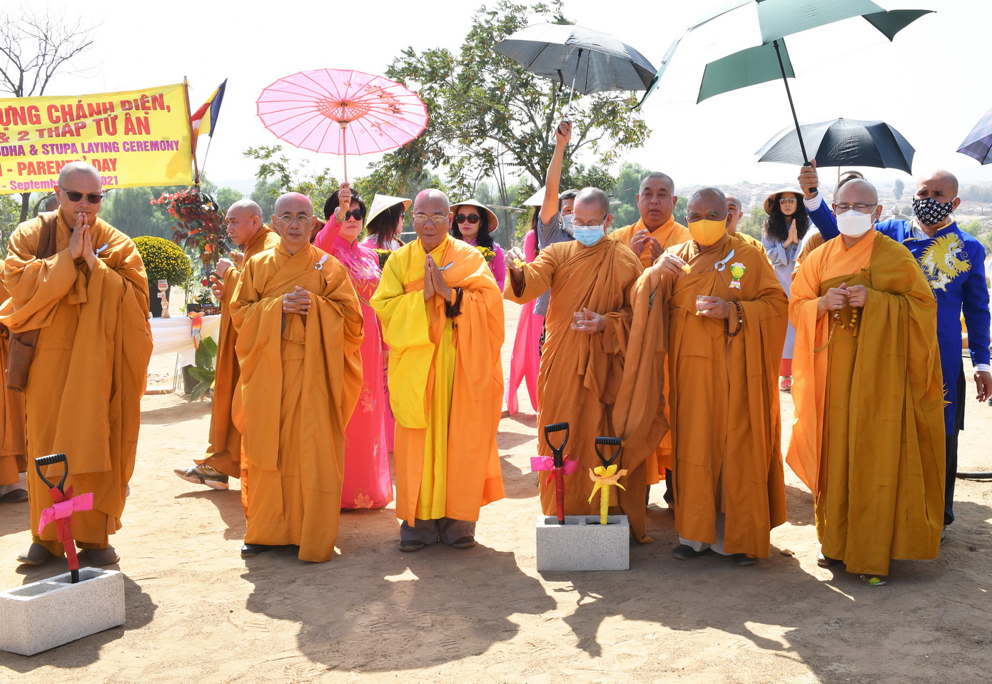 Chùa Hương Sen, thành phố Perris, Hoa Kỳ Tổ chức Lễ Vu Lan báo hiếu và Lễ Cầu nguyện xây ngôi Chánh điện, đài Dược Sư và 2 tháp Tứ Ân.