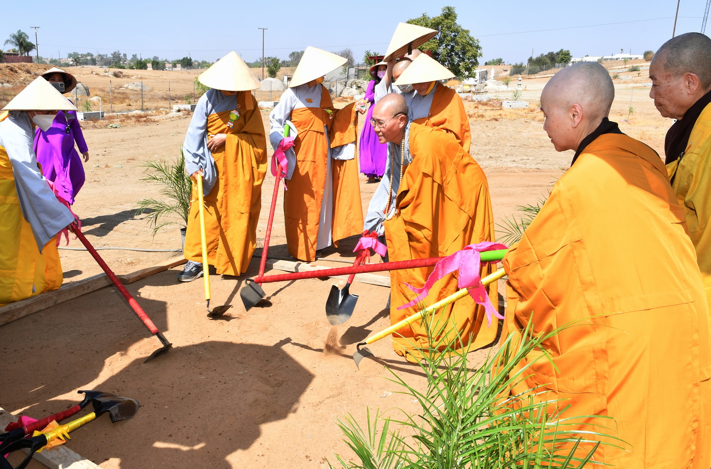 Chùa Hương Sen, thành phố Perris, Hoa Kỳ Tổ chức Lễ Vu Lan báo hiếu và Lễ Cầu nguyện xây ngôi Chánh điện, đài Dược Sư và 2 tháp Tứ Ân.