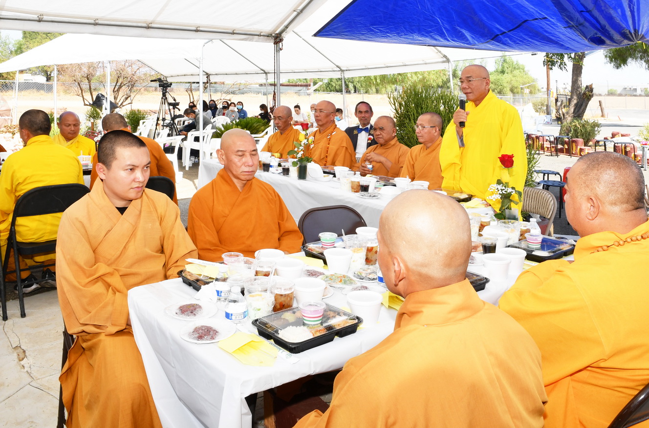 Chùa Hương Sen, thành phố Perris, Hoa Kỳ Tổ chức Lễ Vu Lan báo hiếu và Lễ Cầu nguyện xây ngôi Chánh điện, đài Dược Sư và 2 tháp Tứ Ân.