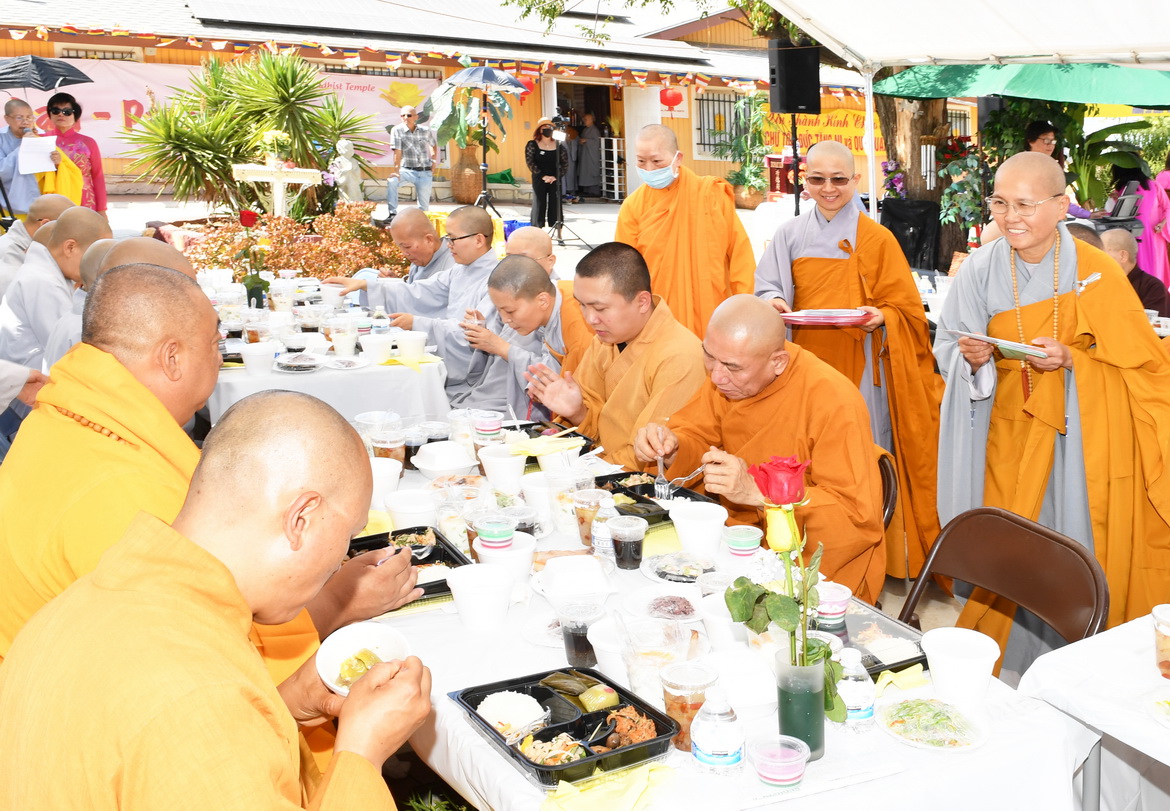 Chùa Hương Sen, thành phố Perris, Hoa Kỳ Tổ chức Lễ Vu Lan báo hiếu và Lễ Cầu nguyện xây ngôi Chánh điện, đài Dược Sư và 2 tháp Tứ Ân.