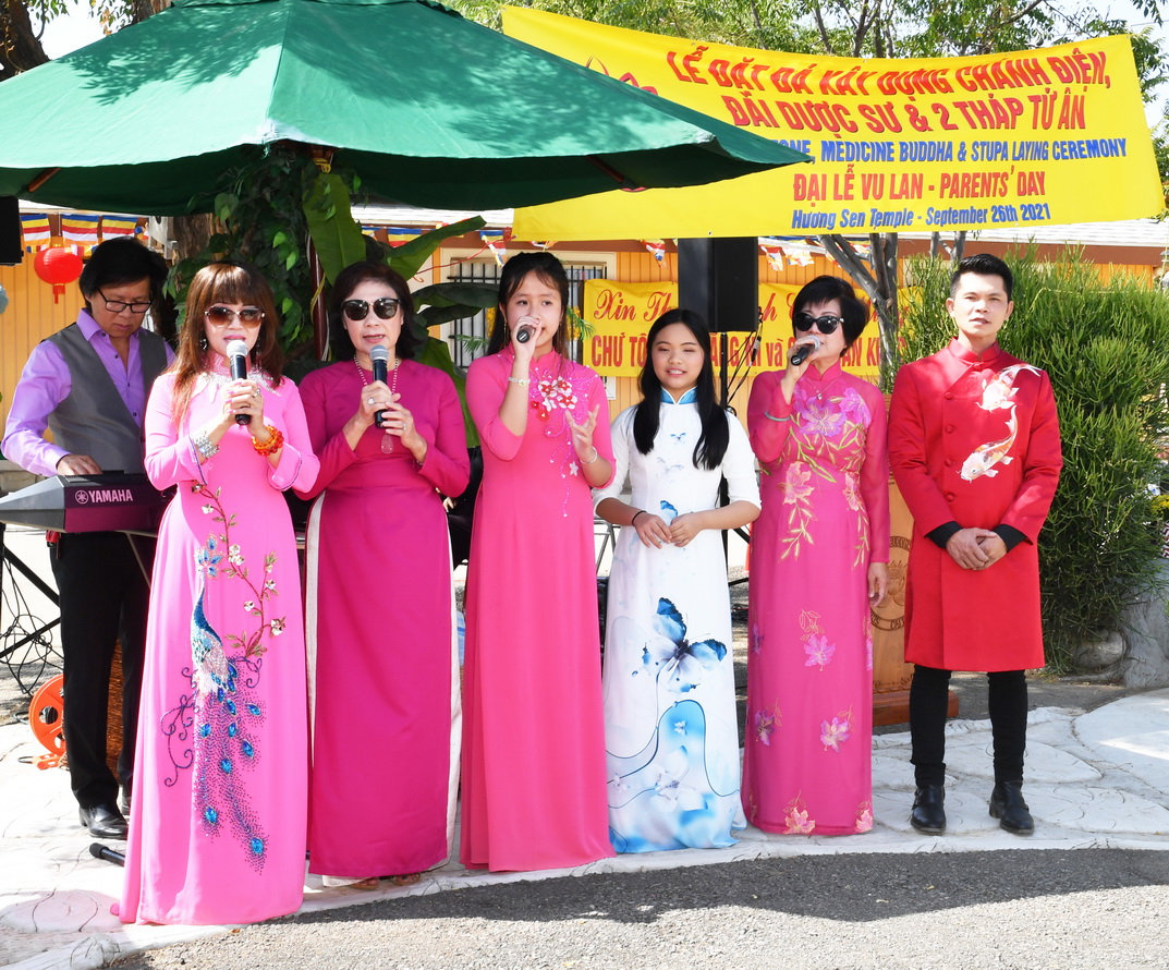 Chùa Hương Sen, thành phố Perris, Hoa Kỳ Tổ chức Lễ Vu Lan báo hiếu và Lễ Cầu nguyện xây ngôi Chánh điện, đài Dược Sư và 2 tháp Tứ Ân.