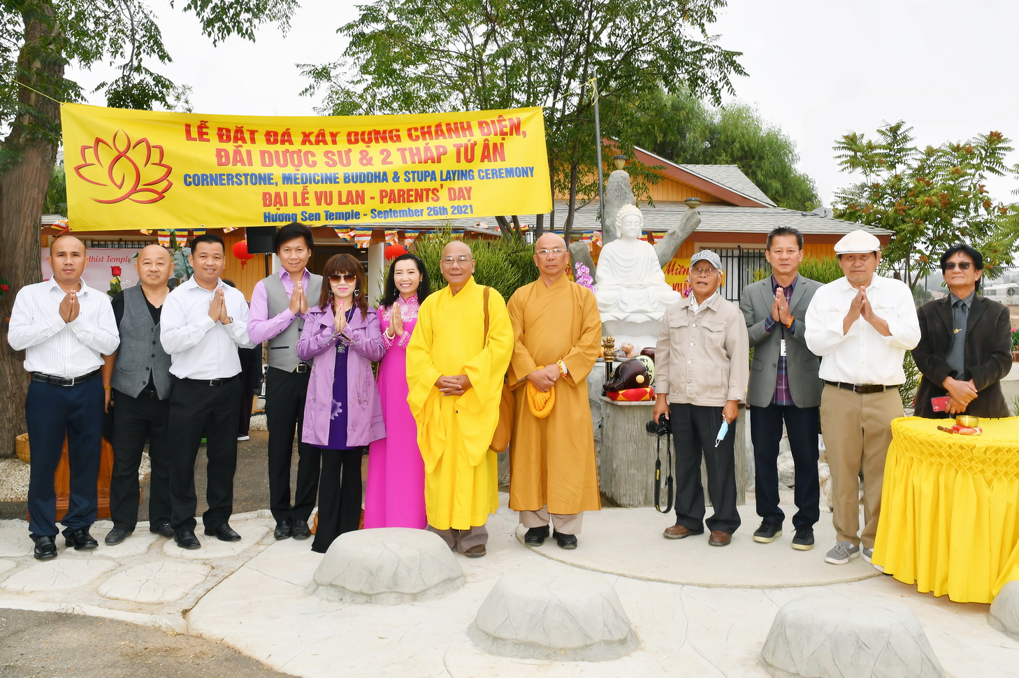 Chùa Hương Sen, thành phố Perris, Hoa Kỳ Tổ chức Lễ Vu Lan báo hiếu và Lễ Cầu nguyện xây ngôi Chánh điện, đài Dược Sư và 2 tháp Tứ Ân.