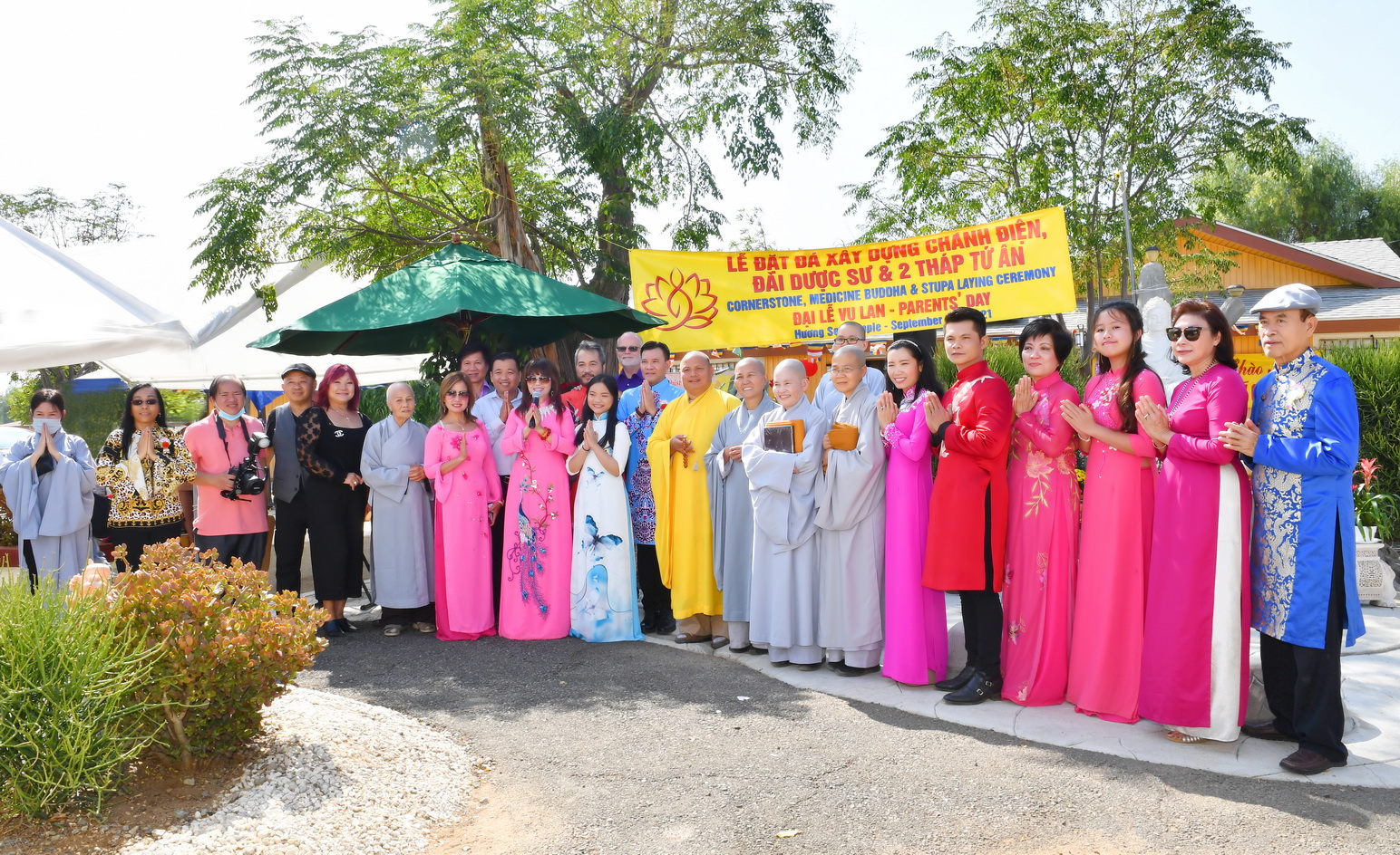 Chùa Hương Sen, thành phố Perris, Hoa Kỳ Tổ chức Lễ Vu Lan báo hiếu và Lễ Cầu nguyện xây ngôi Chánh điện, đài Dược Sư và 2 tháp Tứ Ân.