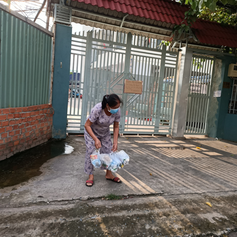 Định nghĩa lại yêu thương qua hình ảnh gần 1.200 phần thuốc được chùa Giác Ngộ tặng các F0