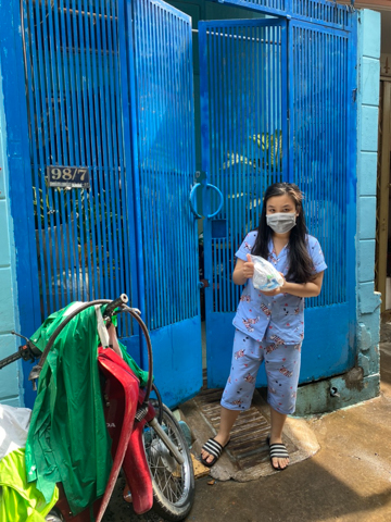 Định nghĩa lại yêu thương qua hình ảnh gần 1.200 phần thuốc được chùa Giác Ngộ tặng các F0