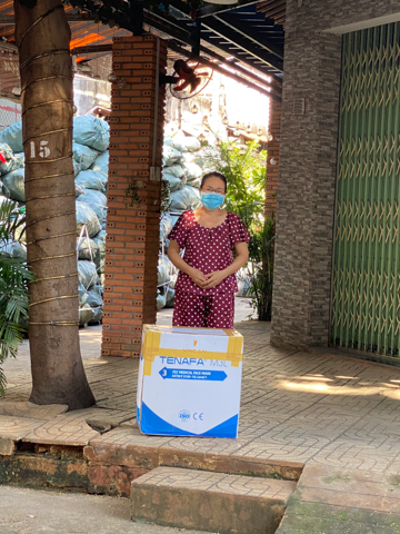 Định nghĩa lại yêu thương qua hình ảnh gần 1.200 phần thuốc được chùa Giác Ngộ tặng các F0