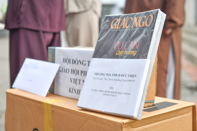 Trung ương Giáo hội đến thăm và động viên Tăng Ni, Phật tử đang phục vụ tại các bệnh viện dã chiến tại TP.HCM và Long An