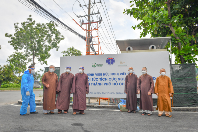 Trung ương Giáo hội đến thăm và động viên Tăng Ni, Phật tử đang phục vụ tại các bệnh viện dã chiến tại TP.HCM và Long An